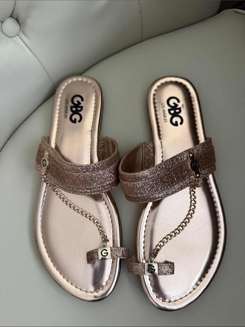 NWOT G by Guess Metallic Rose Gold Glitter Chain Toe-Ring Slides